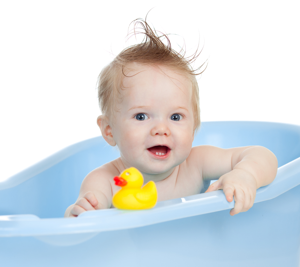 Горячая вода, несколько пузырьков и несколько игрушек для ванны - это новый сенсорный опыт для вашего малыша и много радости