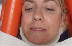 Мужчина поймал мочиться возле вокзала, который полиция вынудила его почистить шваброй